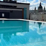 Luxe In Center With Free Parking