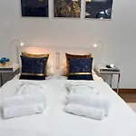 Luxe In Center With Free Parking