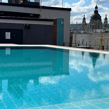 Luxe With Pool, Parking & Ac