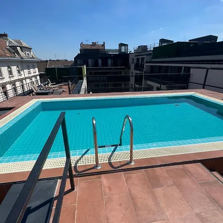 Luxe With Pool, Parking & Ac Apartmán