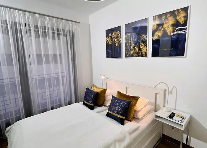 Luxe In Center With Free Parking