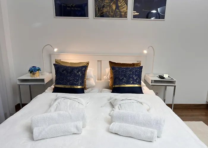 Luxe In Center With Free Parking Apartament *