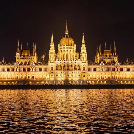 Luxe In Center With Free Parking * Budapest